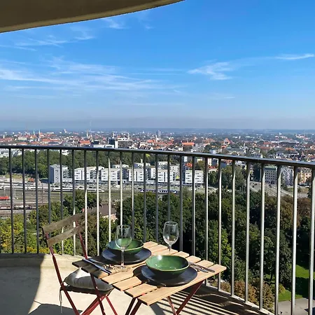 An Der Kongresshalle Mit Blick Ueber Stadt *