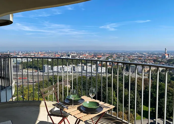 An Der Kongresshalle Mit Blick über Stadt *